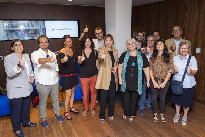 La directora territorial de CaixaBank en Andalucía Occidental, María Jesús Catalá, en el acto de la firma con los representantes de las entidades seleccionadas en Sevilla para ejecutar proyectos sociales.