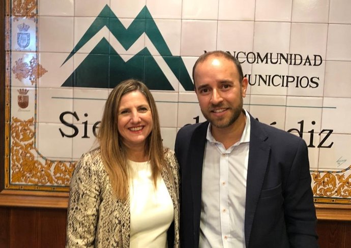 Irene García y el presidente de la Mancomunidad de Municipios de la Sierra