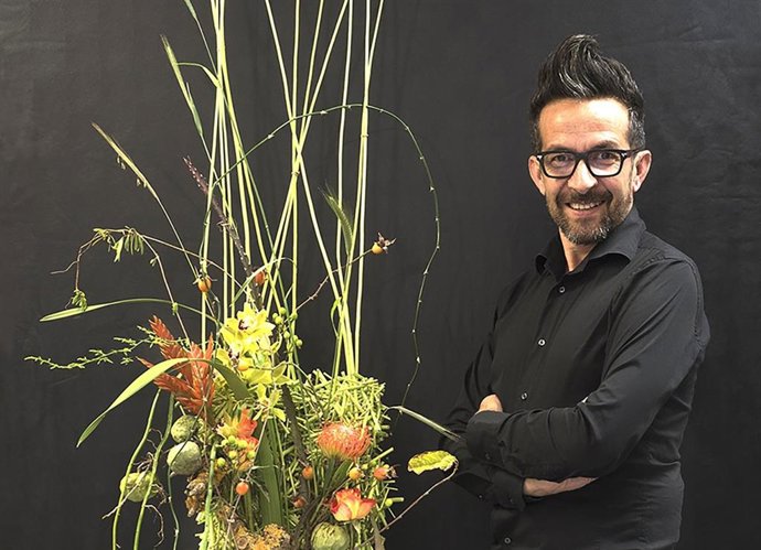 Carlos Curbelo, junto a un ramo horizontal