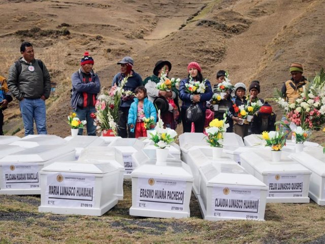 Familiares entierran a las víctimas de la 'Matanza de Putka' en Perú