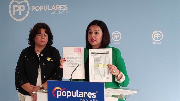 La presidenta del PP de Sevilla, Virginia Pérez, y la alcaldesa de Huévar del Aljarafe, María Eugenia Moreno, en rueda de prensa