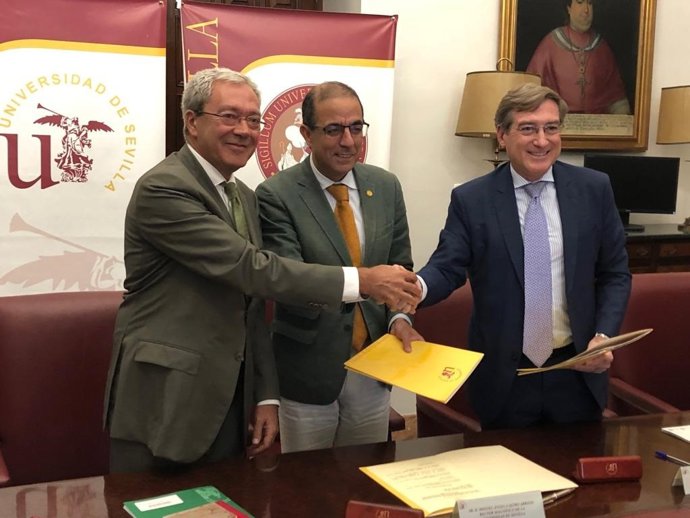 El consejero de Economía, Conocimiento, Empresas y Universidad, Rogelio Velasco, con el rector de la US, Miguel Ángel Castro, y el presidente del puerto de Sevilla,  Rafael Carmona