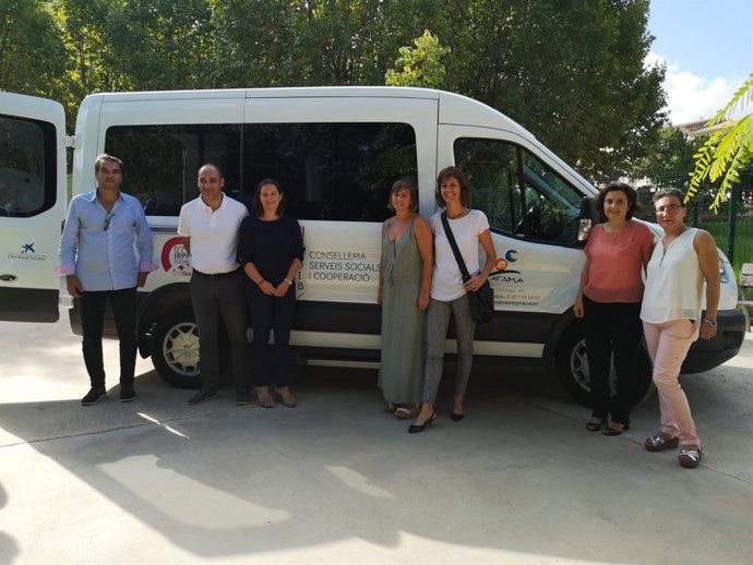 La consellera d'Assumptes Socials i Esports, Fina Santiago, i la furgoneta adaptada a Afama.