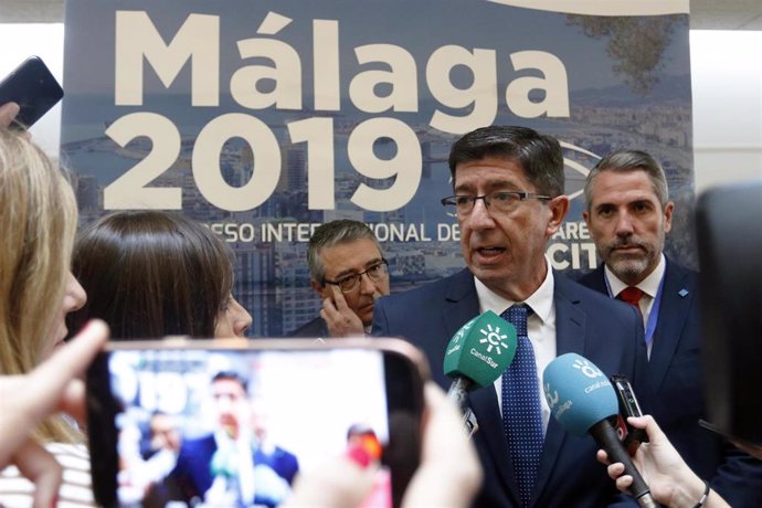 El vicepresidente de la Junta y consejero de Turismo, Regeneración, Justicia y Administración Local, Juan Marín, en rueda de prensa después de asistir a la inauguración del IV Congreso Internacional de Transparencia.