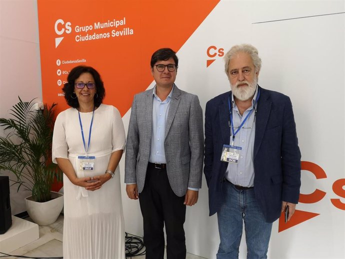 El portavoz de Cs en el Ayuntamiento de Sevilla, Álvaro Pimentel; la secretaria general de UPTA Andalucía, Inés Mazuela, y el secretario de organización, José Lorenzo.