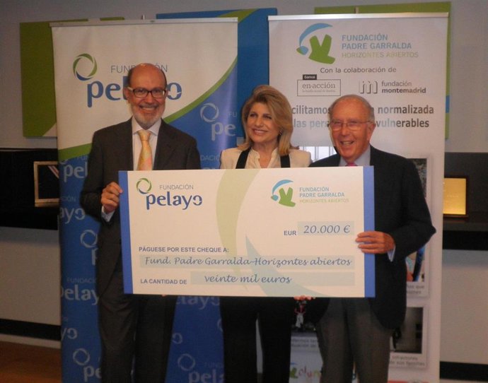 Marcelino Oreja (presidente de Fundación Pelayo) y Maria Matos (presidenta de Fundación Padre Garralda Horizontes Abiertos) firman un acuerdo de colaboración entre ambas entidades