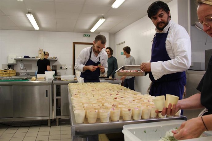 Preparación de pinchos para la presentación de 'Catar Navarra' en Bayona.