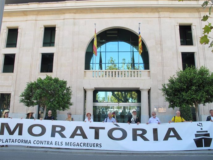Pancarta de la moratoria de la Plataforma contra los megacruceros.
