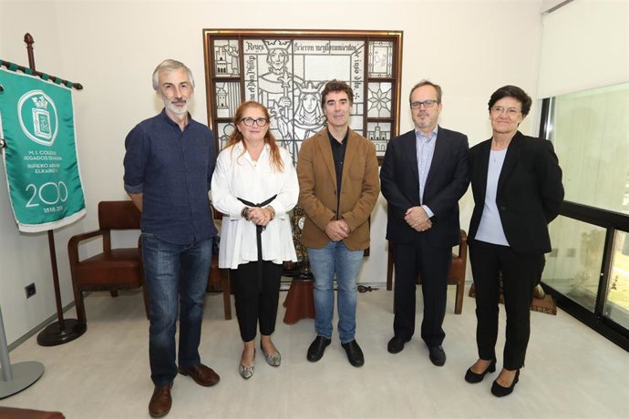 El director general de Justicia, el consejero Santos y representantes del Colegio de Abogados de Pamplona