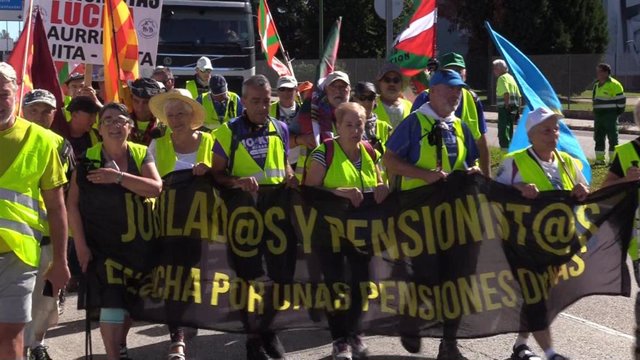 La marcha en defensa de las pensiones a su llegada a Burgos.
