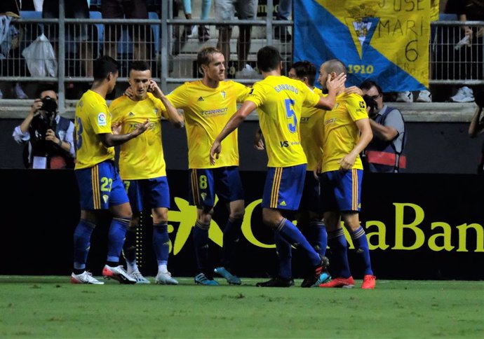 Fútbol/Segunda.- Cádiz-Huesca, duelo de aspirantes al ascenso en el Carranza