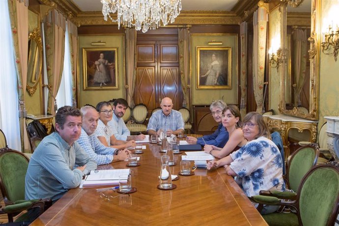 Autoridades del Gobierno de Navarra y representantes de PAH durante la reunión mantenida en el Palacio de Navarra