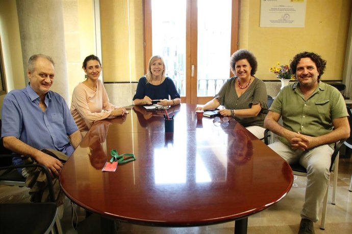 Reunión entre la regidora de Turismo Sanidad y Consumo del Ayuntamiento de Palma, Elena Navarro,  y la delegación en Baleares de la entidad ConArtritis.