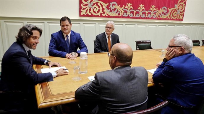 El presidente del Parlamento de Canarias, Gustavo Matos, en una reunión con representantes de la ONCE