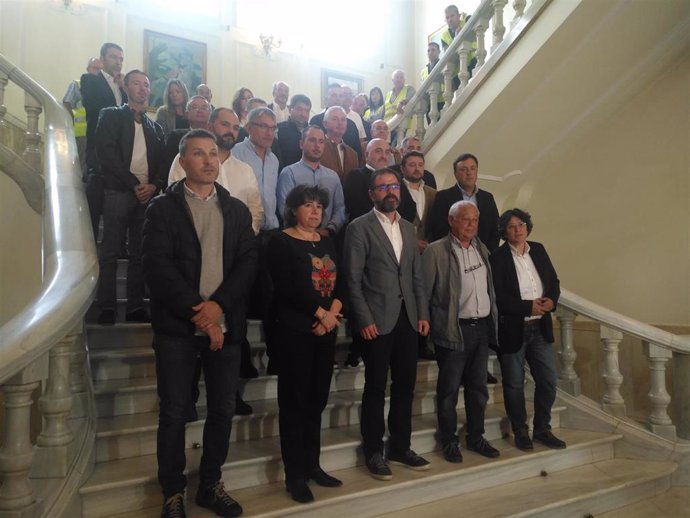 Alcaldes e representantes municiaples nunha reunión en Ferrol ante a emerxencia industrial.