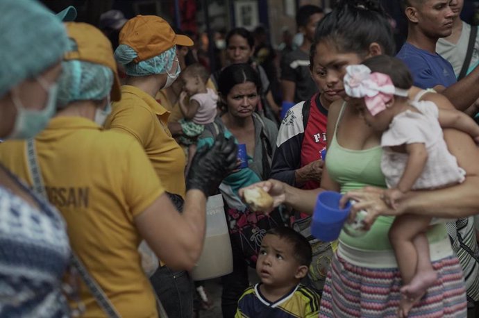 Migrantes de Venezuela reciben comida en Colombia