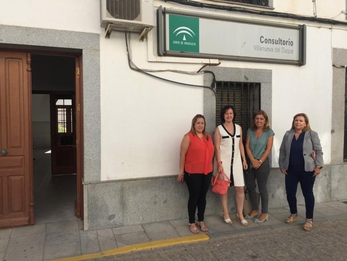 Botella (segunda por la dcha.) visita el consultorio de Villanueva del Duque