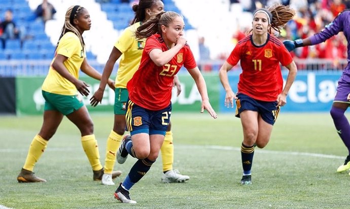 Irene Guerrero celebra un gol con la selección española absoluta.