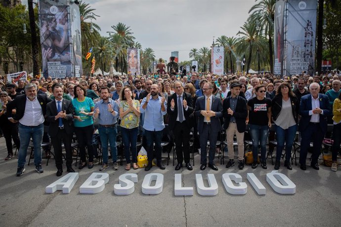 El portavoz de Junts per Catalunya en el Parlament, Albert Batet (1i); el conseller de Acción Exterior, Relaciones Institucionales y Transparencia de la Generalitat, Alfred Bosch (2i); el vicepresident de la Generalitat, Pere Aragons (4i); el president