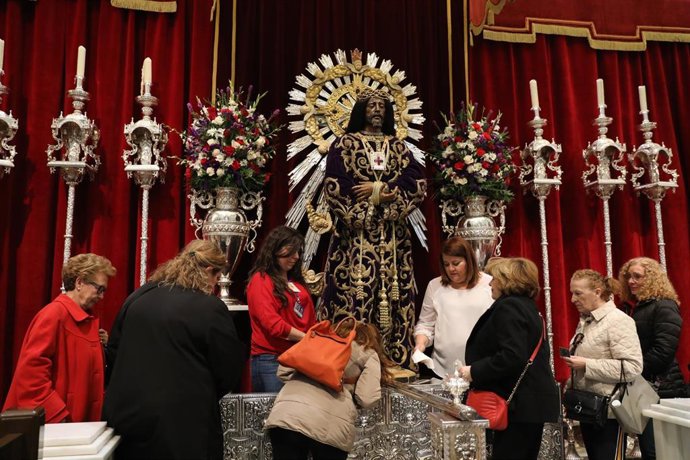 Una mujer besa los pies del Cristo de Medinacili de Madrid durante el tradicional besapiés que se repite cada primer viernes de marzo.  