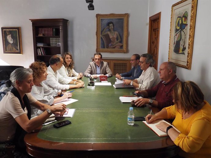 En el centro, Íscar preside la reunión del Diálogo Social.