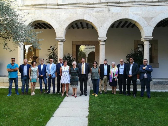 Foto de familia de autoridades y ayuntamientos firmantes de un proyecto piloto con la Unión Democrática de Pensionistas y Jubilados de España sobre acompañamiento a la soledad