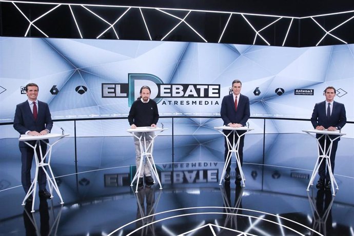 (I-D) El presidente del PP, Pablo Casado; el secretario general de Podemos, Pablo Iglesias; el presidente del Gobierno, Pedro Sánchez; y el presidente de Ciudadanos, Albert Rivera, preparados para el debate de Atresmedia.