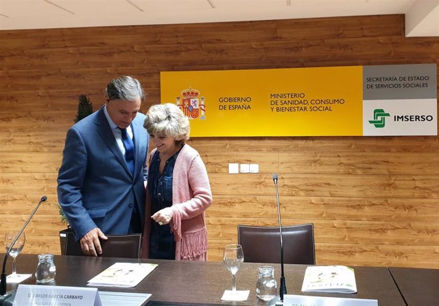 La ministra de Sanidad en funciones junto al alcalde de Salamanca en el CREA.