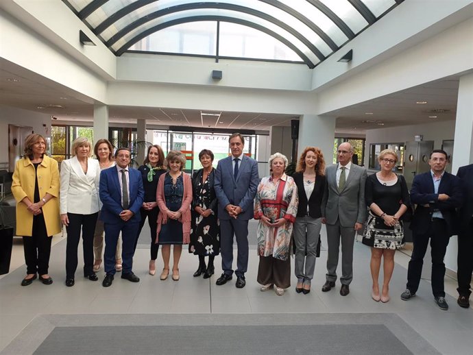 Autoridades en la presentación de la campaña 'La otra cara del alzheimer' en Salamanca.