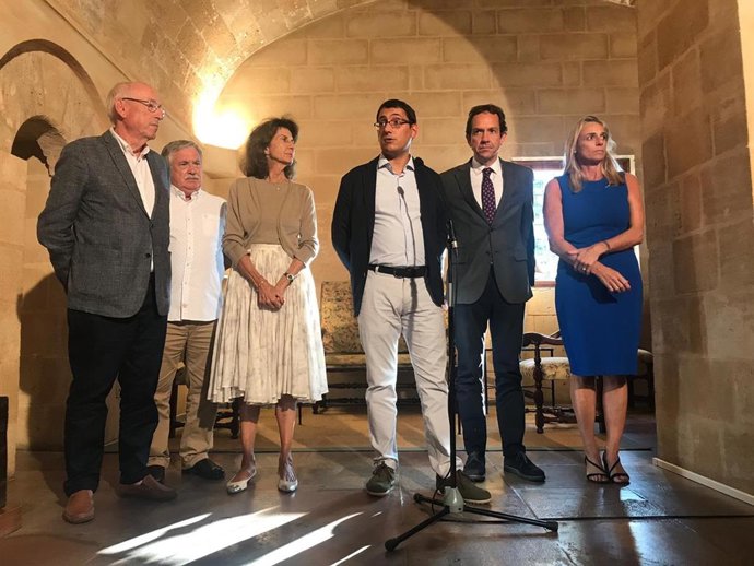 El conseller de Modelo Económico, Turismo y Trabajo, Iago Negueruela, en el Consolat tras reunirse con agentes sociales y económicos