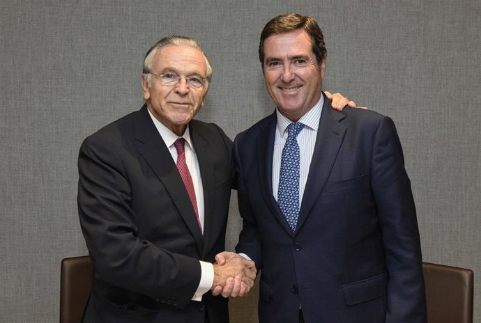 El presidente de la CECA y de la Fundación Bancaria la Caixa, Isidro Fainé, y el presidente de la CEOE, Antonio Garamendi, se saludan después de la firma.