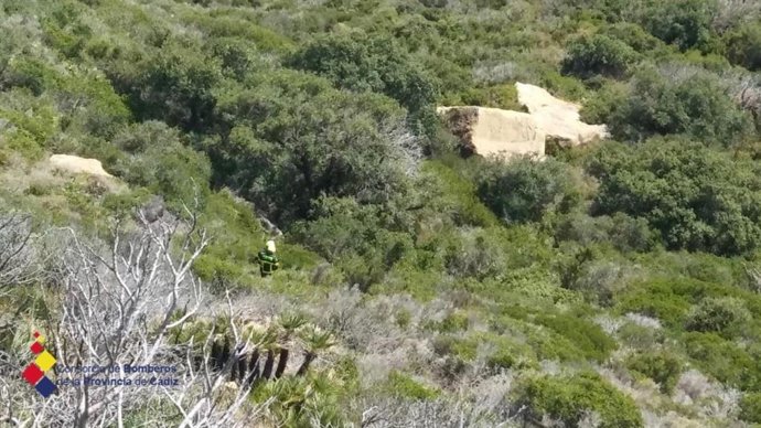 Los bomberos actúan para rescatar a un hombre perdido en una zona rural de Algeciras