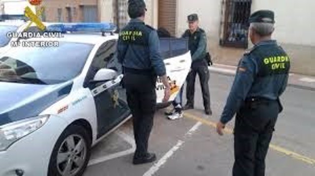 Agentes de la Guardia Civil en el momento de la detención por robo con violencia en Purchena (Almería)