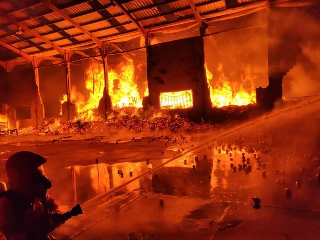Arde un almacén de cebollas ne La Pobla de Vallbona