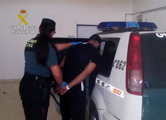 El detenido entrando al vehículo de la Guardia Civil tras su detención