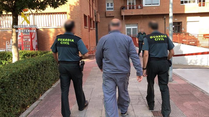 La Guardia Civil ha detenido en Logroño a una persona responsable de tráfico de aves en Europa.