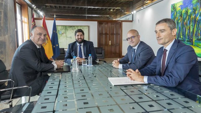 El presidente de la Región recibe al director territorial de CaixaBank, Juan Ignacio Zafra (izquierda de la instantánea): Amador Carmona, director comercial; y José Antonio Murcia, director de Instituciones en la Región.