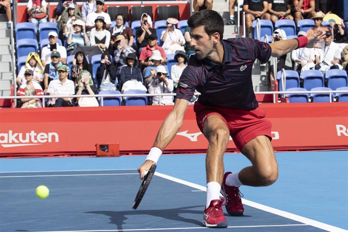 Novak Djokovic durante un partido en Tokio