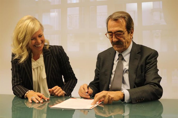 Marisa Aguilar, Directora General de Allianz Global Investors para Iberia, y Emilio Ontiveros, presidente de Afi, firman un acuerdo para impulsar la sostenibilidad en la gestión de activos.