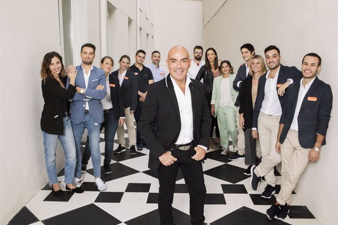 El empresario Kike Sarasola junto al equipo de Room Mate