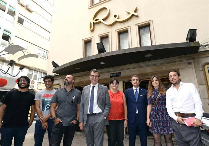El alcalde Ballesta en la presentación de la nueva programación del cine REX