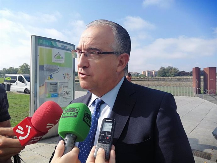 El alcalde de Pamplona, Enrique Maya, atendiendo a los periodistas