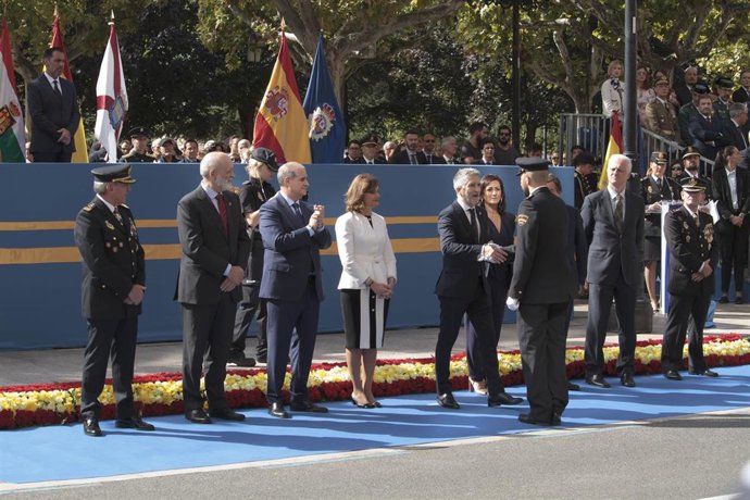 El ministro del  Interior en funciones, Fernando Grande-Marlaska, saluda a uno de los policias concedocrados en los actos celebrados por el Día de la Policía, junto a la secretaria de Estado de Seguridad, Ana Botella Gómez (4i) y el director general de 