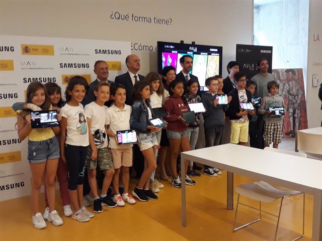 Isabel Celaá junto a alumnos de un colegio de Segovia en la presentación del MAN Aula Virtual