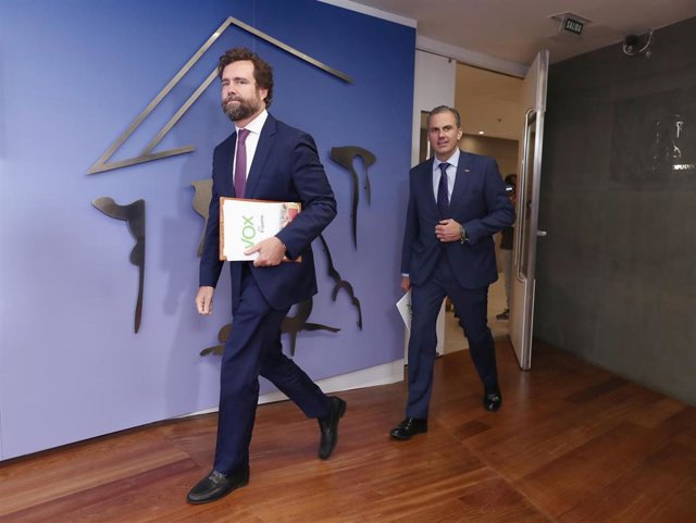 Los diputados de Vox  Iván Espinosa de los Monteros y Javier Ortega Smith ofrecen una rueda de prensa en el Congreso de los Diputados tras presentar una proposición no de ley para cambiar el control fronterizo, en Madrid (España), a 12 de septiembre de 20