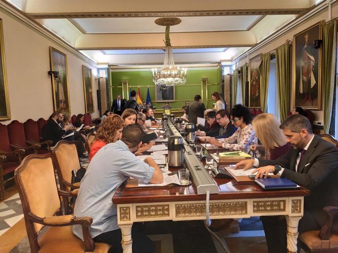 La corporación ovetense durante el pleno municipal del Ayuntamiento de Oviedo.