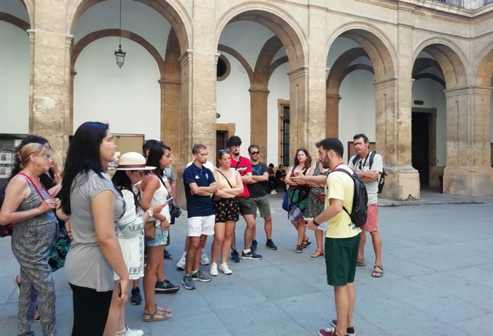 CCOO lamenta los "graves problemas" que el masivo tránsito de turistas general en el Rectorado de la US