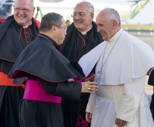 El Papa Francisco saluda al arzobispo Bernardito Auza en el Aeropuerto John F. Kennedy en Nueva York
