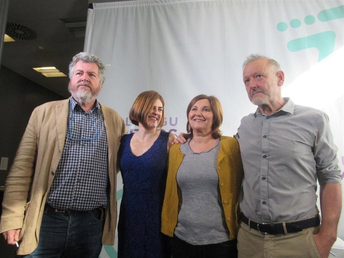 Los diputados de Elkarrekin Podemos y candidatos a la reelección, Juantxo López de Uralde, Miren Gorrotxategi, Pilar Garrido y Roberto Uriarte analizan la situación política en Bilbao