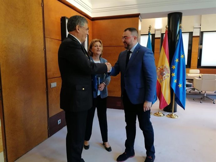El Jefe Superior de Policía, Juan Jesús Herranz, saluda al presidente del Principado, Adrián barbón, en presencia de la Delegada del Gobierno en Asturias, Delia Losa.